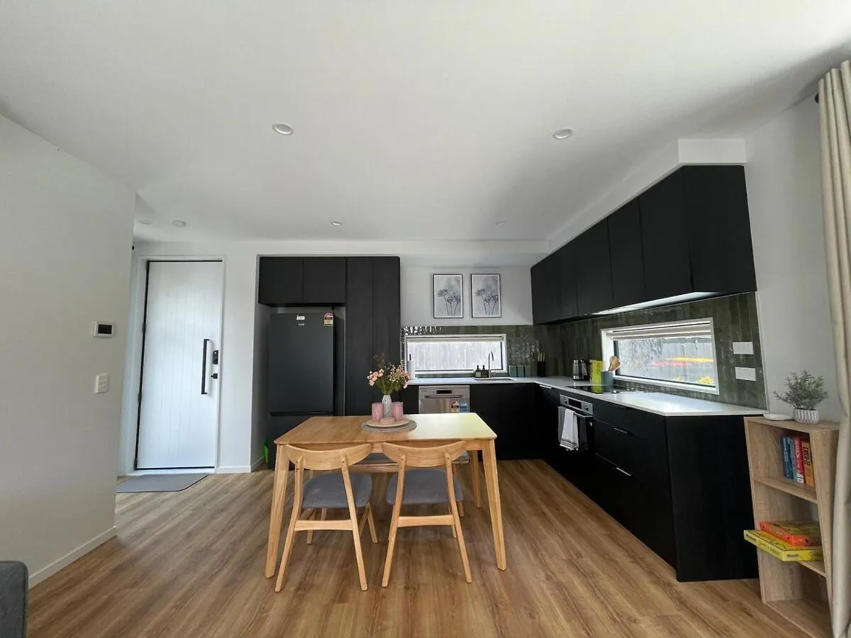 Holiday home Luxury 2Bed2Bath Standalone Home With Parking Christchurch