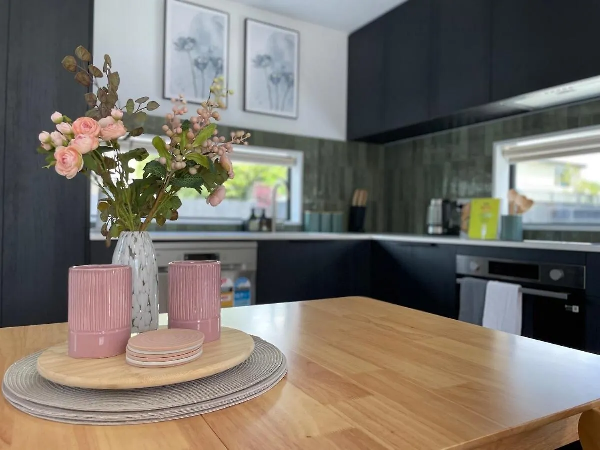 Holiday home Luxury 2Bed2Bath Standalone Home With Parking Christchurch