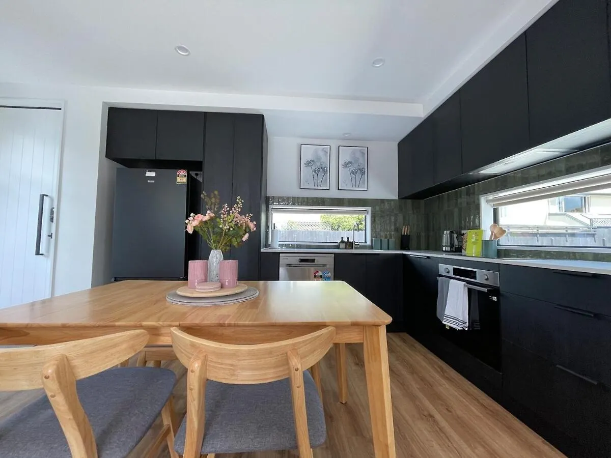 Luxury 2Bed2Bath Standalone Home With Parking Christchurch 0*,