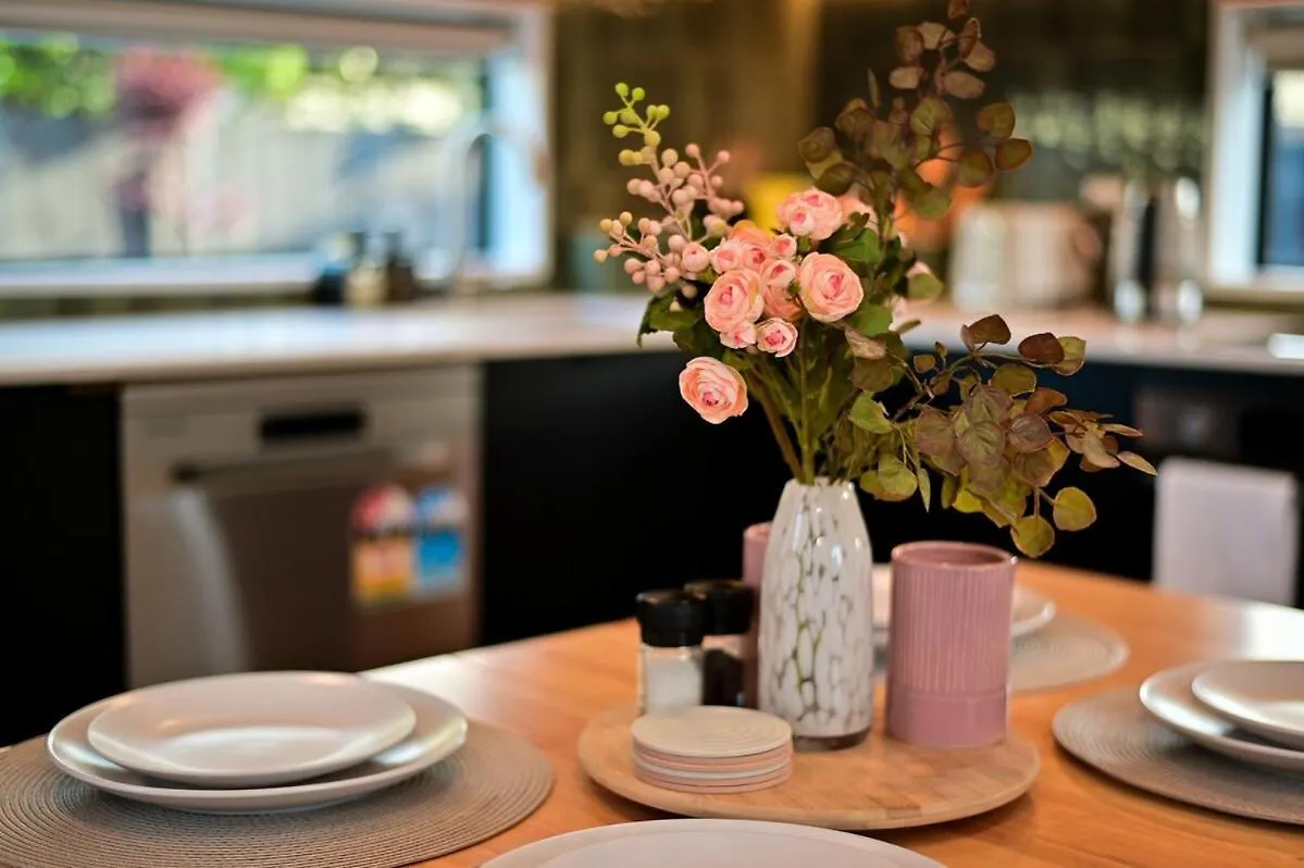 Luxury 2Bed2Bath Standalone Home With Parking Christchurch 0*,