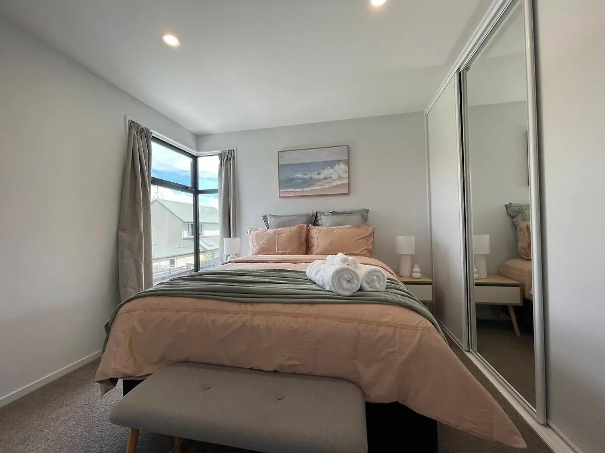 Luxury 2Bed2Bath Standalone Home With Parking Christchurch 0*,
